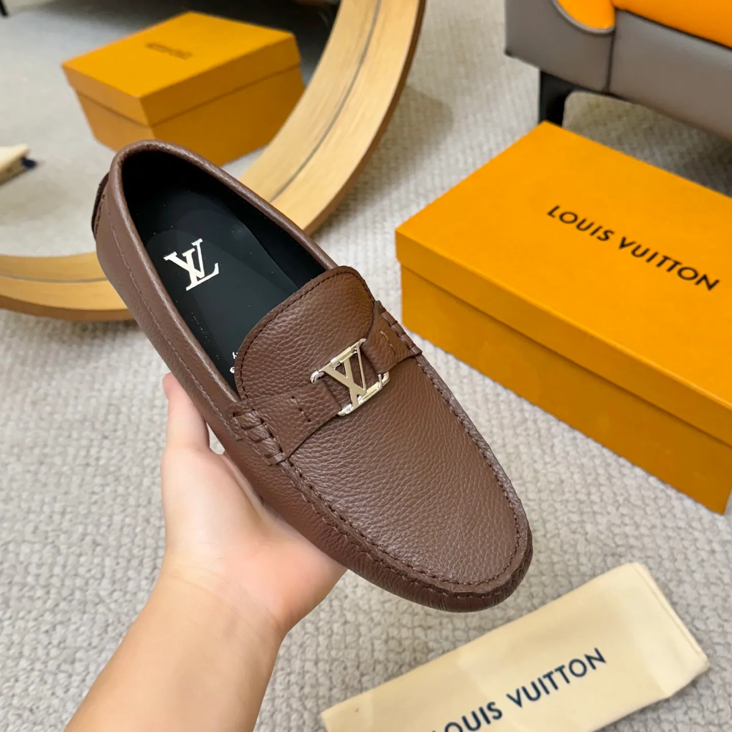 Men's men's shoes 💰420 (Yangli) LV 2⃣️0⃣️2⃣️5️⃣Spring and summer counter GLORIA series models ✈️Original factory special leather production, original last type. A classic driving slip-on casual shoe that shows an elegant style with exquisite craftsmanship details such as Monogram embossing all over the upper🌀Italian imported calfskin fabric Sheepskin foot pads➕Inside～Private mold replica sole Unique style Comfortable driving slip-on Size: 4-12 (38-46) Comes with [Counter packaging: original box, wrapping paper, card, instruction manual, shoehorn, cloth bag] No pressure to enter and leave the counter!